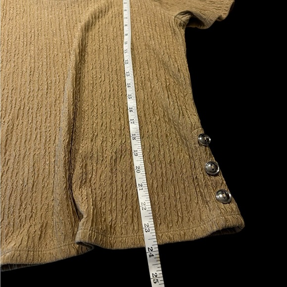 Pretty, unbranded shirt with stretchy fabric which requires no maintenance. - Picture 7 of 8